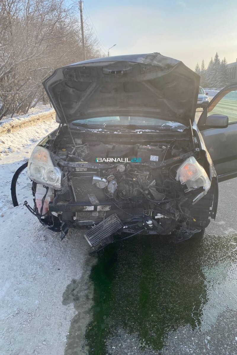    ДТП с колесом от КАМАЗа на Павловском тракте. Источник: Barnaul 22