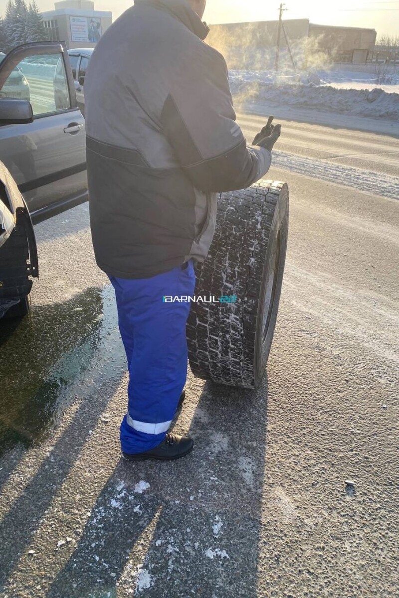    ДТП с колесом от КАМАЗа на Павловском тракте. Источник: Barnaul 22