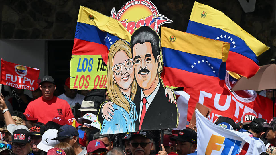Участники многотысячной демонстрации в Каракасе держали в руках национальные флаги и плакаты с изображением Николаса Мадуро и его жены Силии Флорес, захваченных американцами.📷Фото: Анатолий Жданов / Коммерсантъ