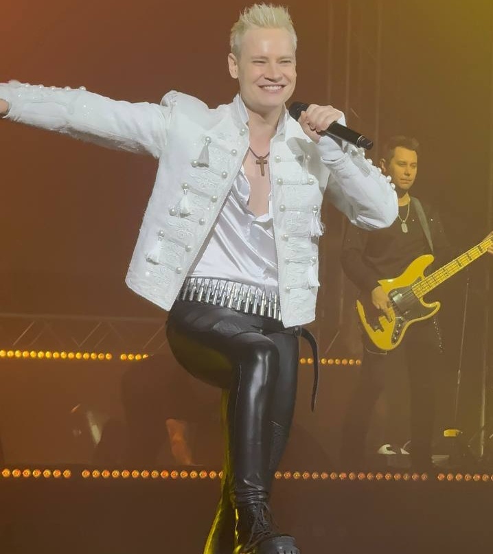 Улыбка не сходит с лица артиста.