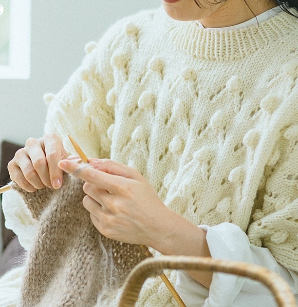 Белый джемпер. Фото источник: коллекция Tomoko Noguchi.