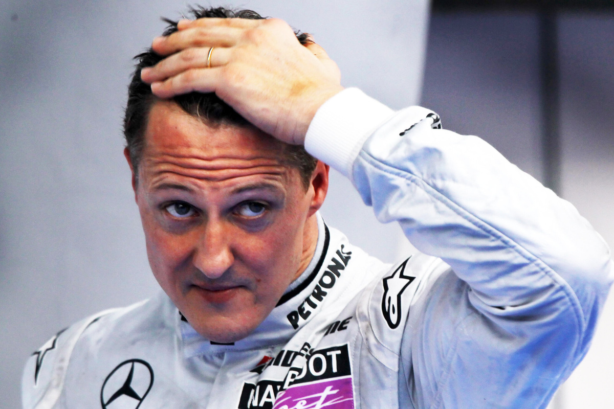     Больше не прикован к постели: Михаэль Шумахер начал передвигаться в инвалидной коляске