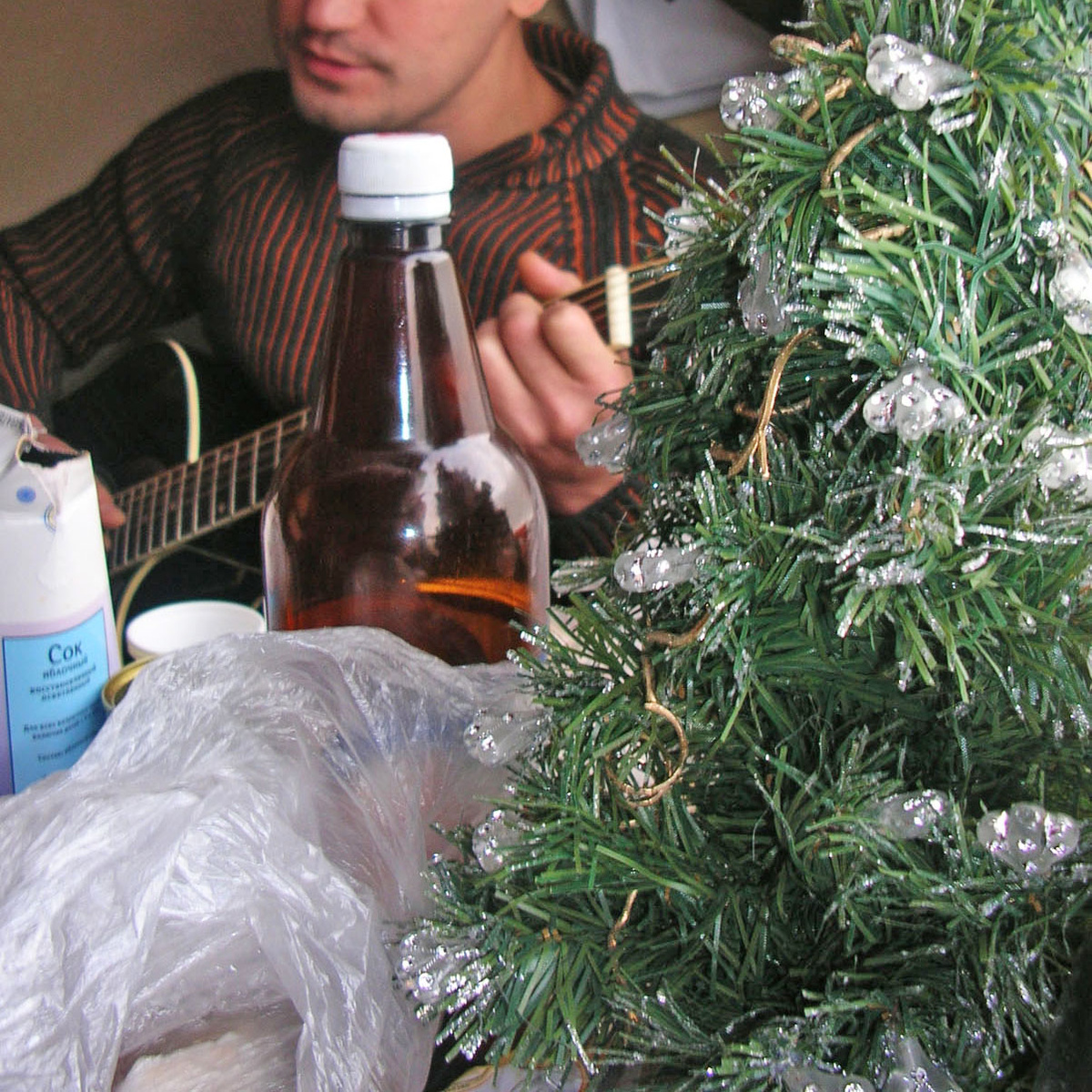 Руслан отлично пел. Сидели мы на нём, конечно же, не буквально, :)) на полке, но с причинением неудобств. Фото автора.