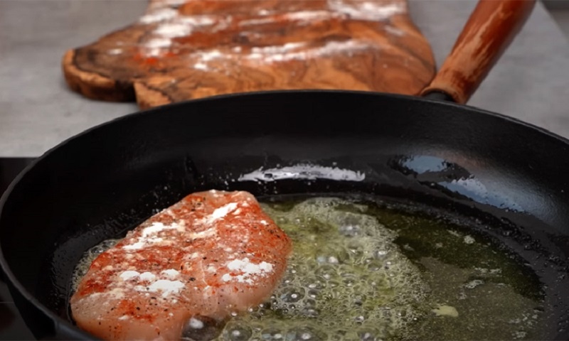 Идеальная хрустящая курица в нежном сливочно-чесночном соусе: простой ужин превращается в ресторанное блюдо