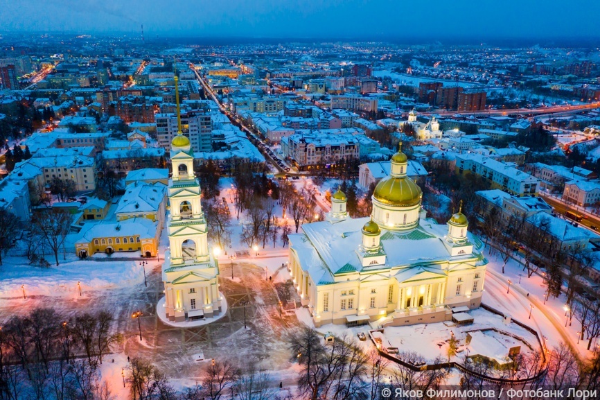 Вечерний вид на Пензу и Спасский кафедральный собор зимой