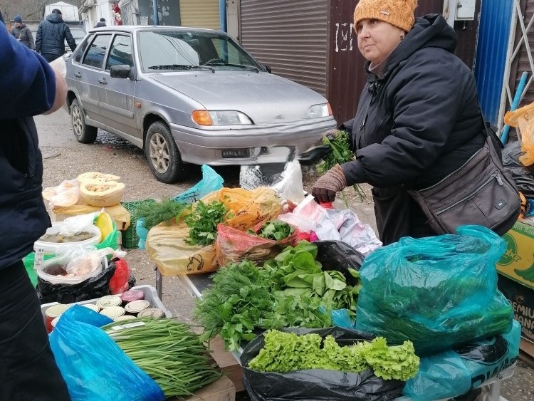 Центральный рынок в Феодосии. В ассортименте ароматная зелень. 