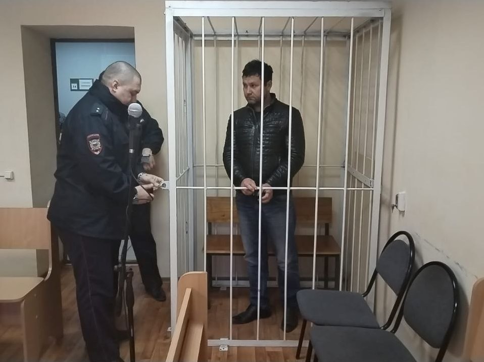    Пнул в живот, укусил и толкнул в столб: Под Бузулуком пьяный мигрант напал на школьницу ради телефона