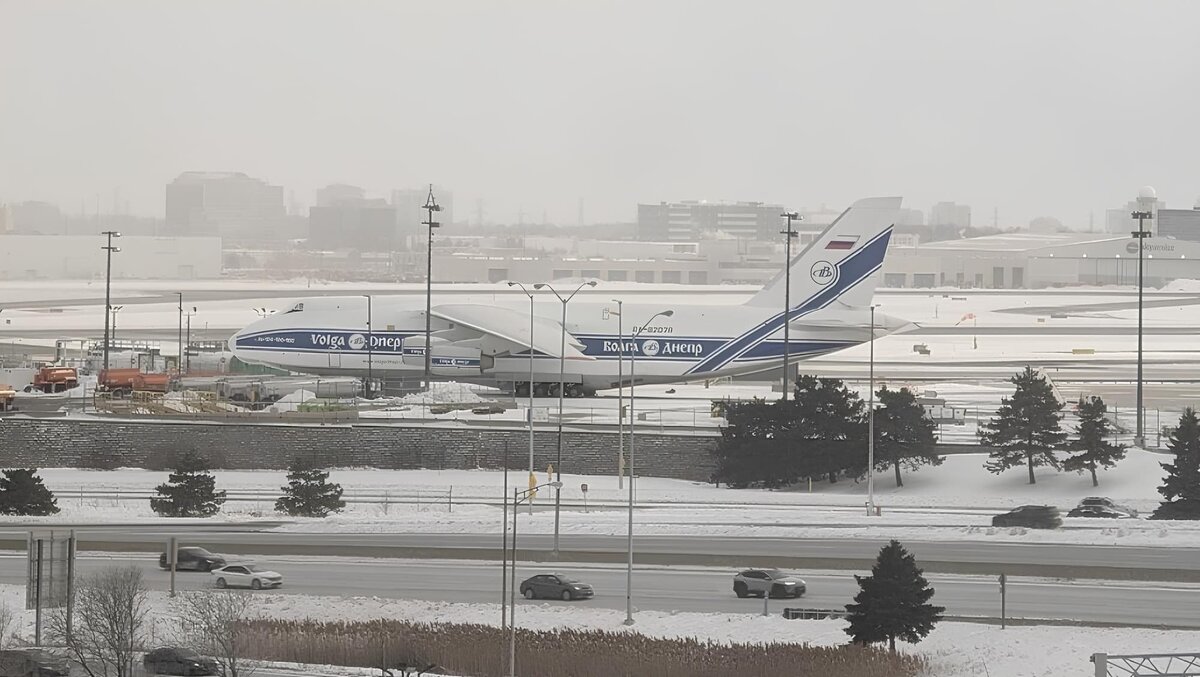   Ан-124-100 «Руслан» в аэропорту Торонто