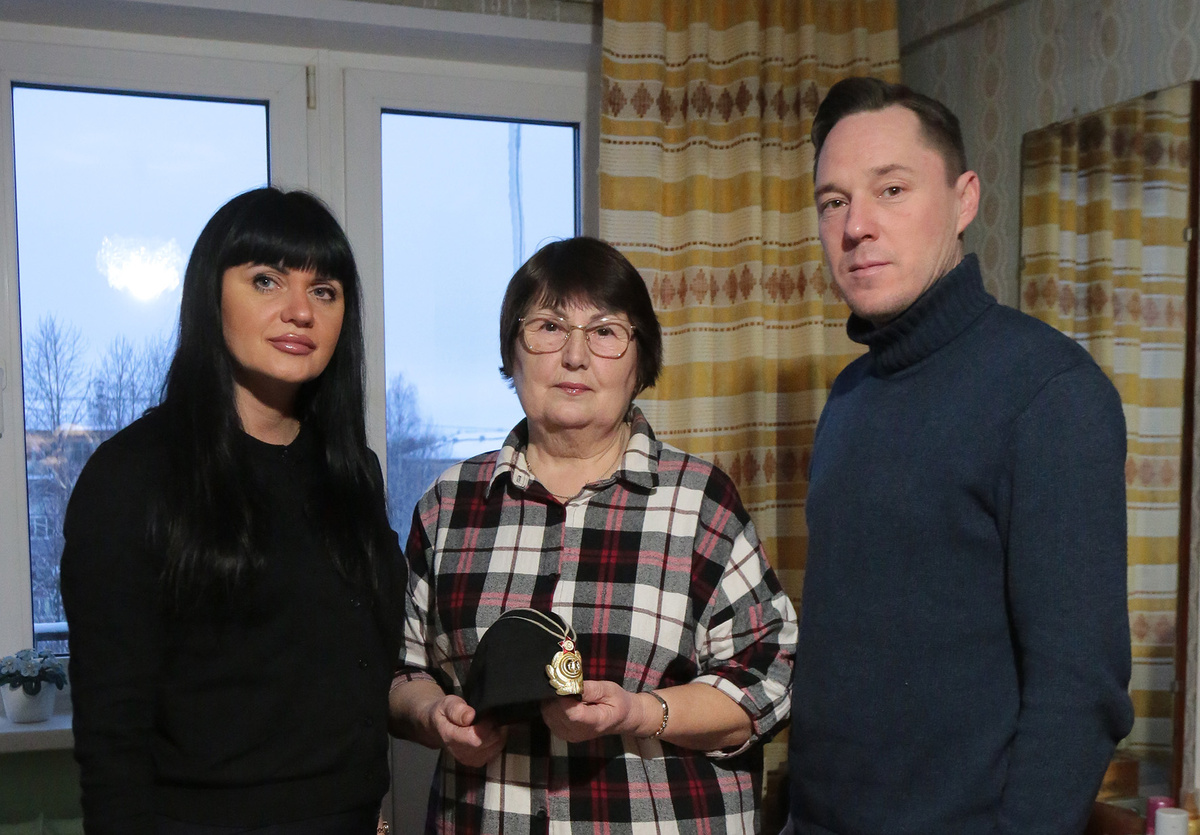 Сотрудники музея принимают экспонат от Ираиды Матониной (в центре)