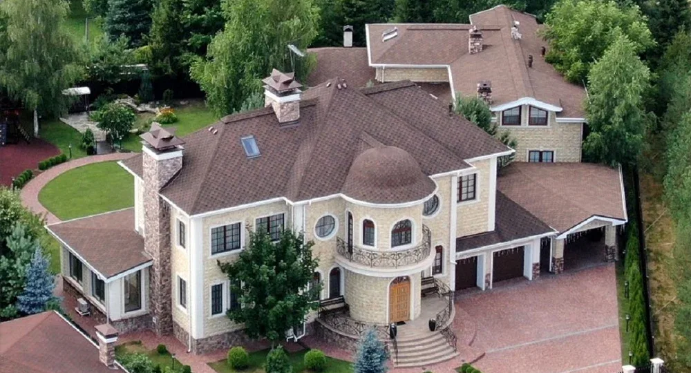 Усадьба на 400 квадратов, все в роскоши, но со стилем. Как выглядит загородный дом Сергея Лазарева