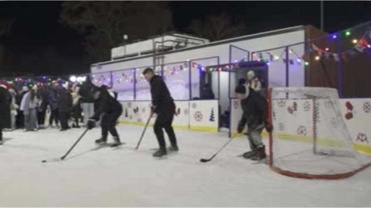    Курская молодёжь после заката вышла на лёд в Студенческую ночь