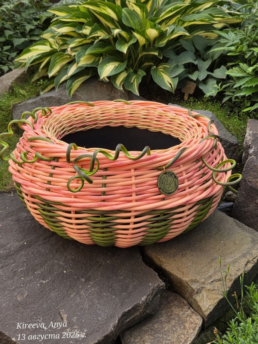 Вот такое кашпо в виде яркой тыквы. Листайте галерею →