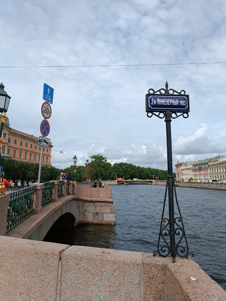 Там вдали  и есть здание училища Правоведения 