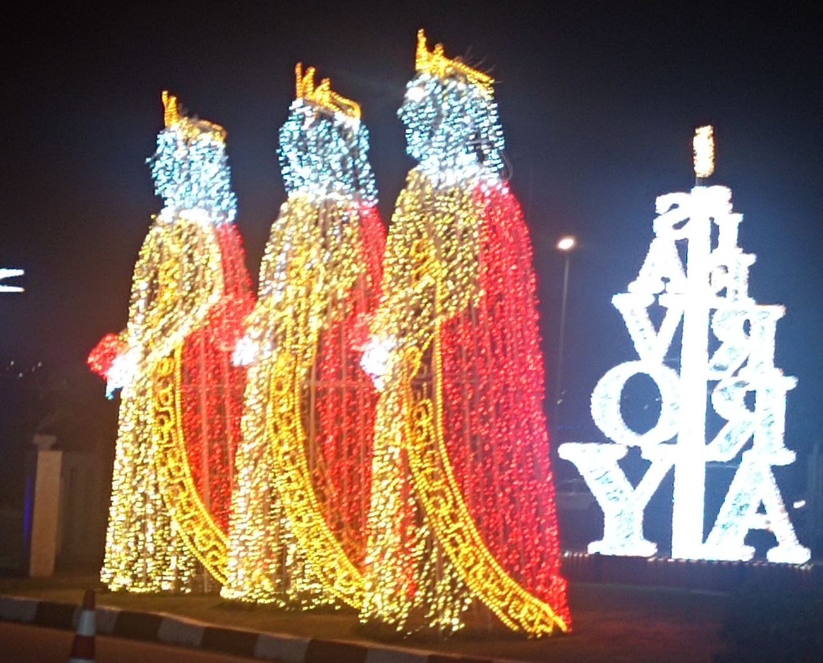 Признаться, так и не поняла, кого изображают эти световые скульптуры.