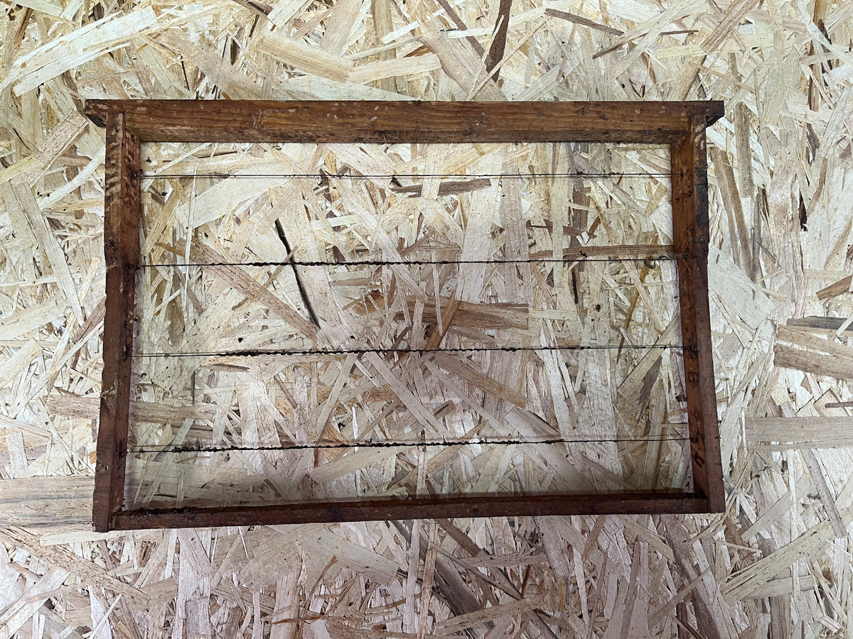 Рамка с проволокой, которую нужно почистить и обжечь