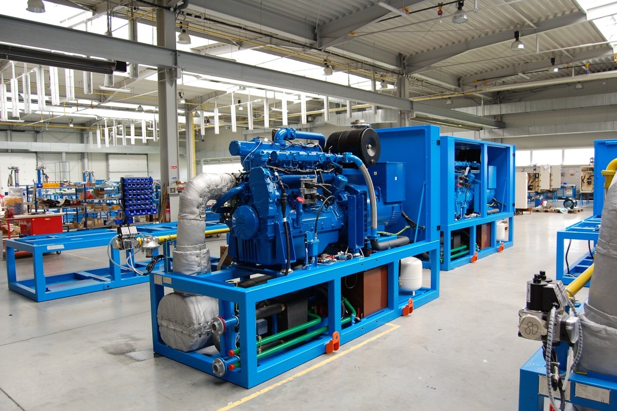 Топливо (газ) поступает в двигатель внутреннего сгорания (ДВС). При его сгорании образуется механическая энергия, которая в дальнейшем передаётся на генератор и преобразуется в электрическую. Источник: gasrezerv.ru