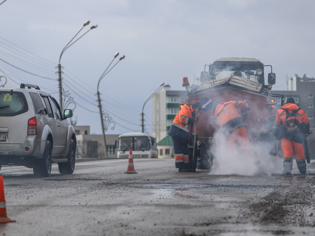     Ямочный ремонт на мосту на Михайловском шоссе / Фото: Валерия Шатько (архив)