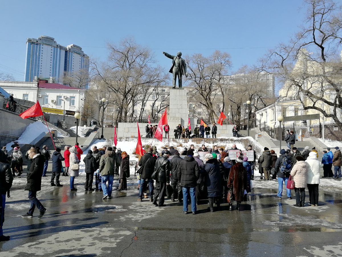 За памятником Ленину проходит улица Посьетская. (Фото 2020 года.) 