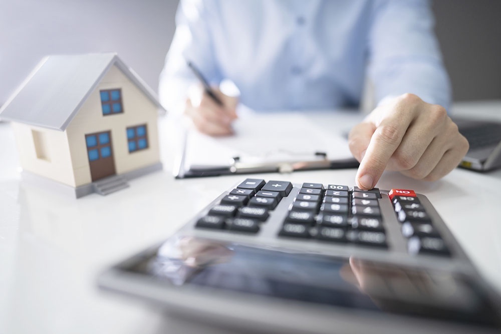    Рассчитайте комфортный для себя ежемесячный платеж. Ориентируйтесь на сумму, которая не будет обременять бюджет, чтобы сохранить финансовую устойчивость и качество жизни на весь срок кредита. / iStock