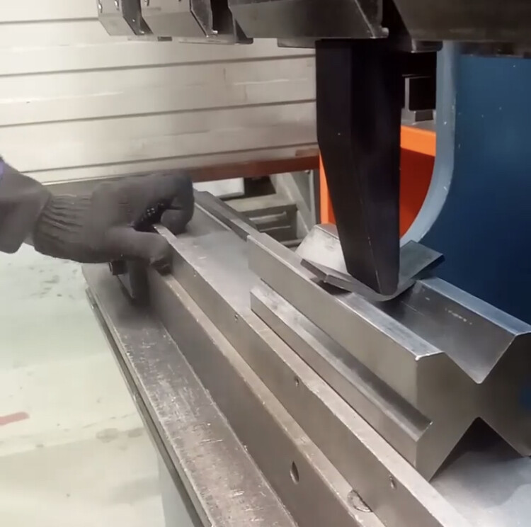 Испытание пуансона на гидравлическом прессе. Успешные, полоса – ст3, толщина 3мм