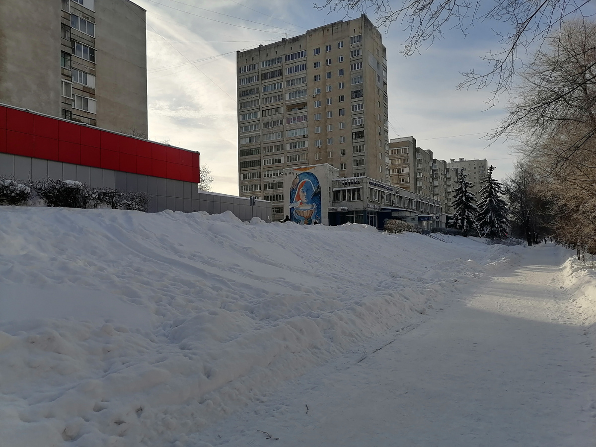 Одна из самых старых горок на проспекте Ленина около дома 37