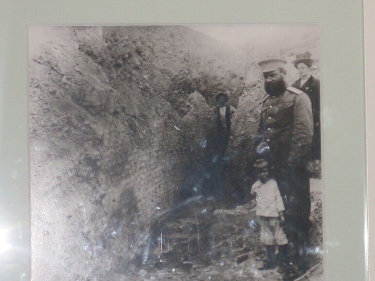   Василий Лаврентьевич Вяткин на раскопках, снимок начала 20 века. Источник: ru.wikipedia.org