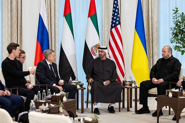    Президент Объединенных Арабских Эмиратов шейх Мохаммед бин Заид Аль Нахайян принимает глав делегаций, участвующих в трехсторонних переговорах между США, Россией и Украиной, Абу-Даби, 23 января 2026 года. Фото: Ryan Carter / UAE Presidential Court / Handout / Reuters