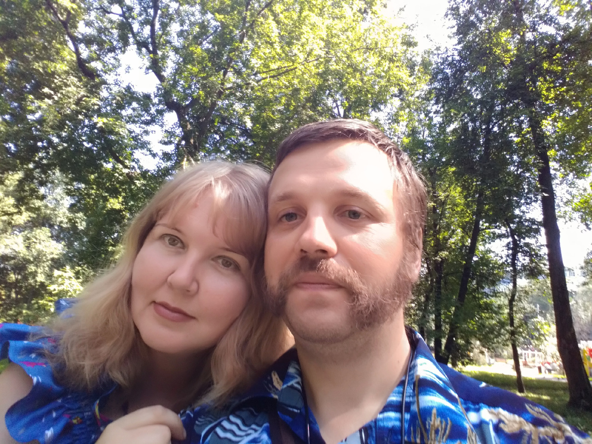 Мы с мужем в 2016 году в летнем парке. Помню: оделись тогда, не сговариваясь, в почти одинаковые синие тона.