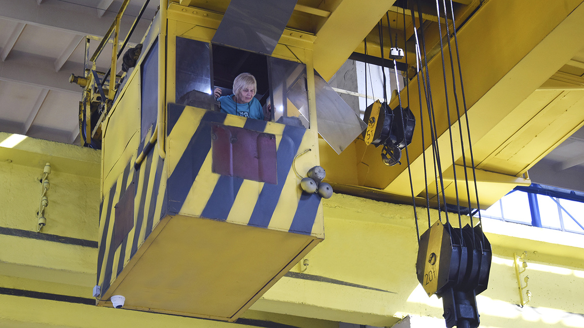 Рабочее место Екатерины Леонидовны – кран грузоподъемностью 20 тонн, самый большой на заводе