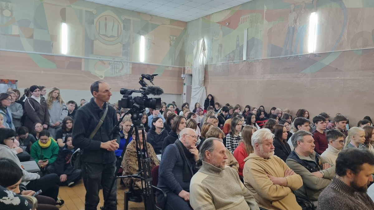 В актовом зале художки на открытии I зимнего Всероссийского пленэра яблоку было негде упасть