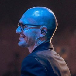    — Тематика Востока мне очень близка, поскольку в моем творчестве этническая составляющая присутствует довольно часто. Это касается и работ для мероприятий, и музыки к кино, спектаклям и так далее. Я в целом часто слушаю киномузыку, особенно все, что связано с восточной тематикой и этнической составляющей. Мне нравится создавать широкие, масштабные музыкальные полотна, где много оркестрового звучания и этнических инструментов. Именно поэтому, когда в этом году Артур (режиссер проекта, — прим. ред.) предложил снова поработать над «Мисс Татарстан», я с огромным удовольствием согласился, — сказал изданию композитор.