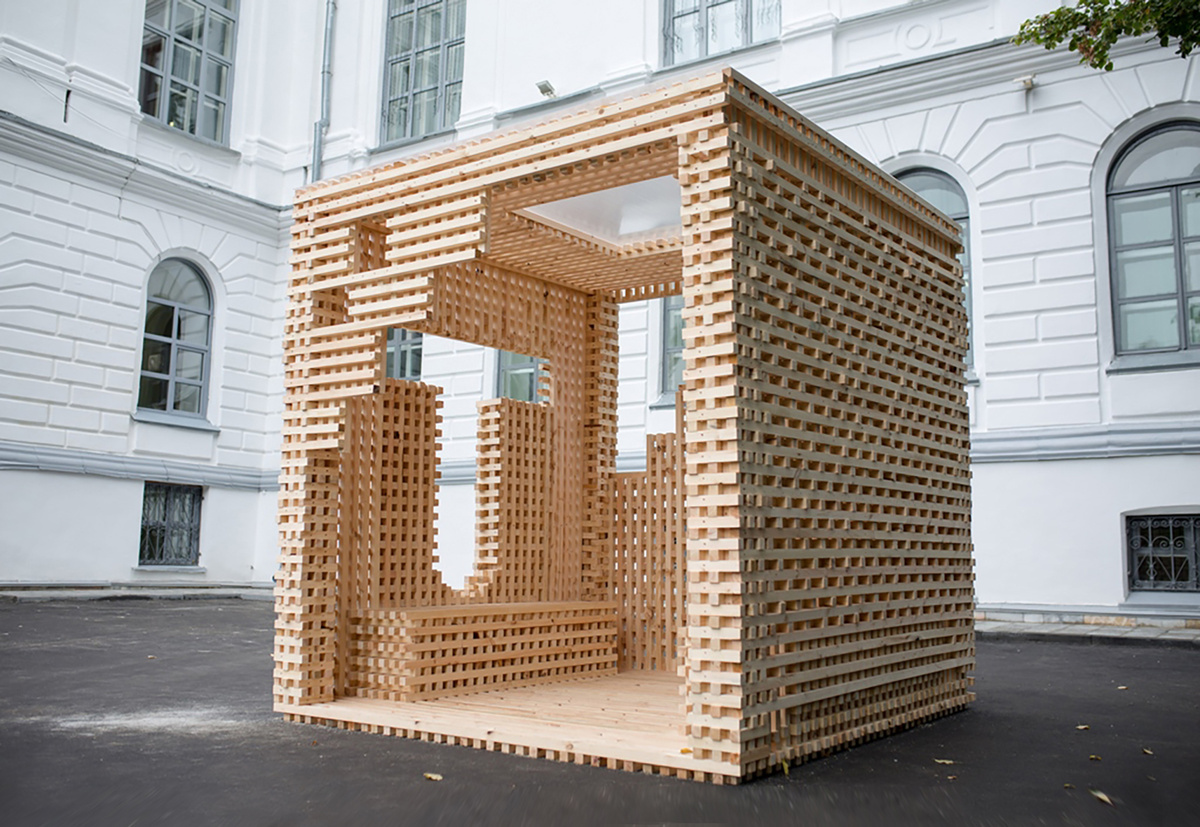 «Гиперкуб» у главного корпуса ТГУ.