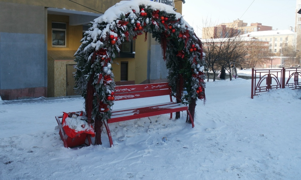 не обессудьте, что пришлось так топорно обрезать фото - там вырвиглазная синяя вывеска сзади сильно мешала...