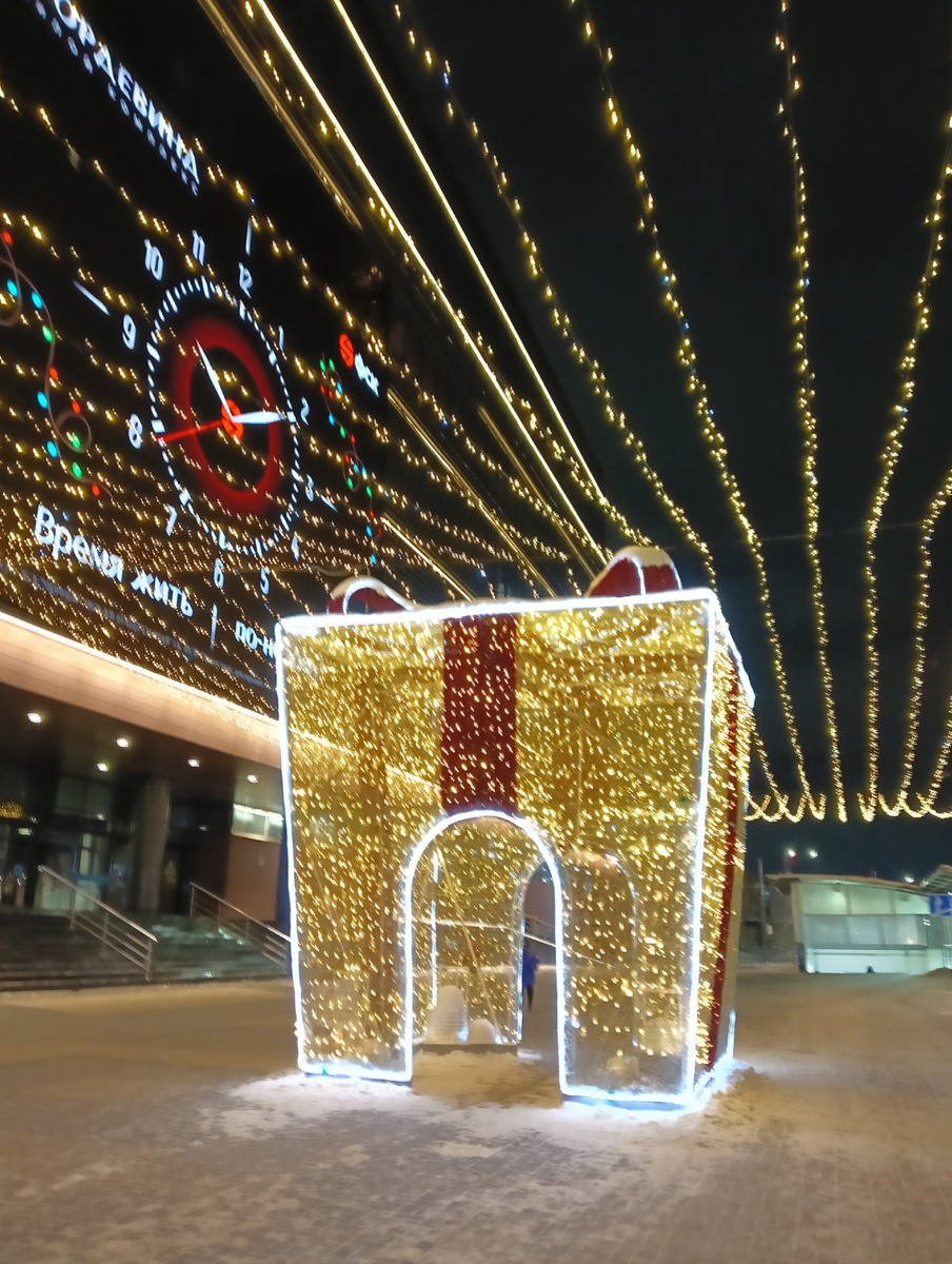 Украшения у ТЦ