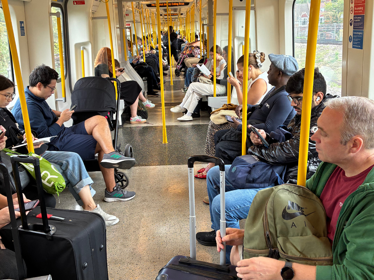 В электричке лондонского метро по дороге в Кью-Гарденс. Фото из личного архива