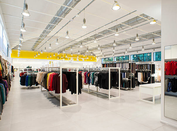 Магазин пустовал покупателей было всего 4 человека вместе со мной