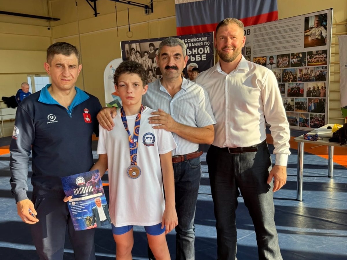    Юные борец с отцом и тренером