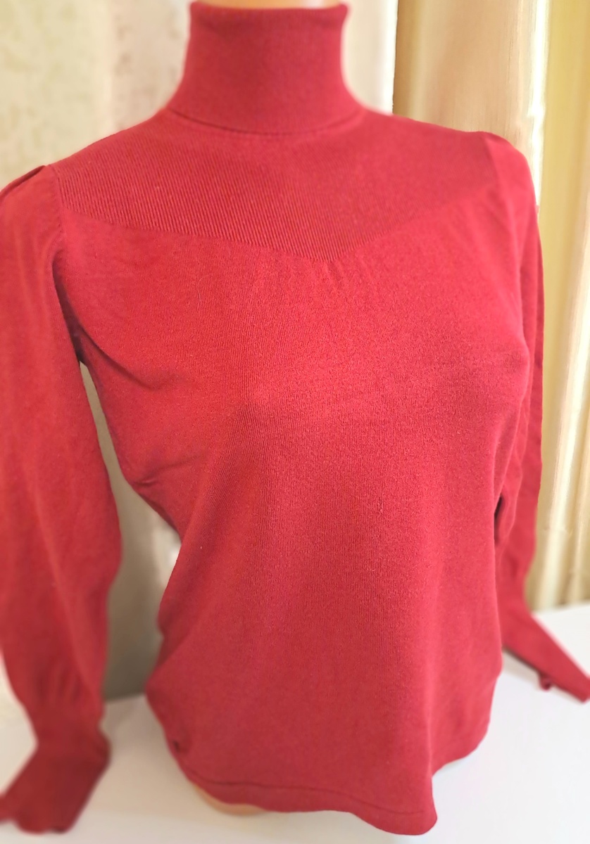 Свитер с незначительным деффектом