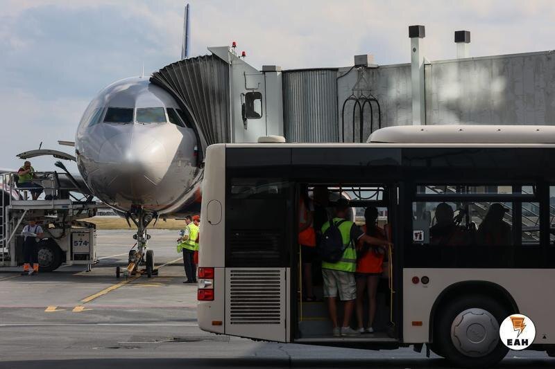    ЕАН. Самолет и автобус в аэропорту