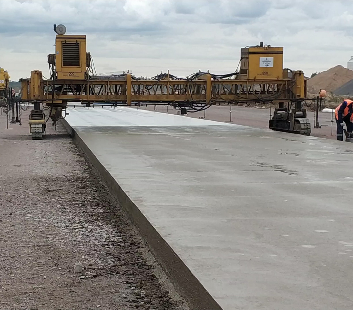 Текстуратор ТС600 обрабатывает поверхность свежеуложенного бетона 