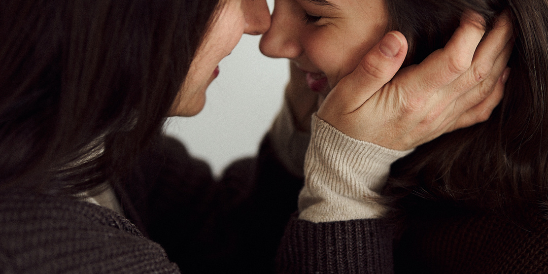 Мама (51 год) и дочка (11 лет) делают фейсфитнес: разбор тонкостей и ошибок.