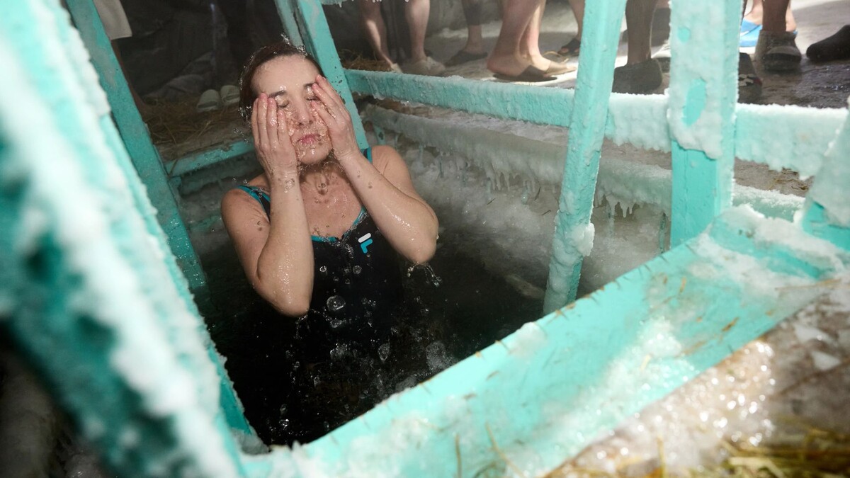    Женщины моржуют наравне с сильным полом. Фото: Юрий Здебский / «Ямал-Медиа»