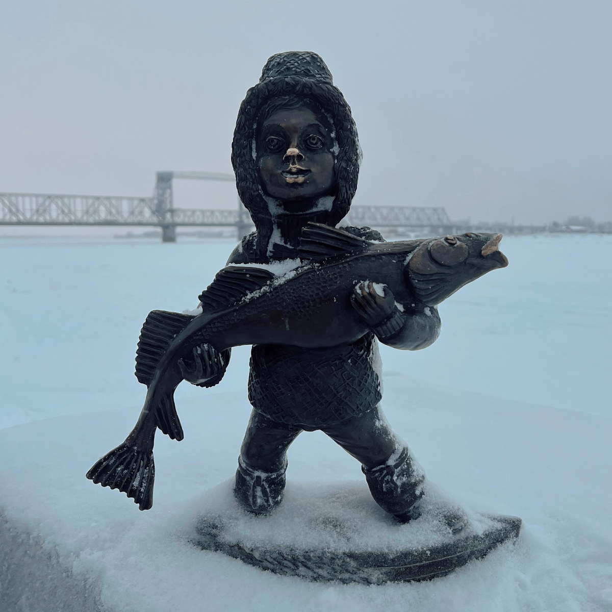 Один из шести архангельских кудесников на фоне самого северного разводного моста в мире. Фото автора