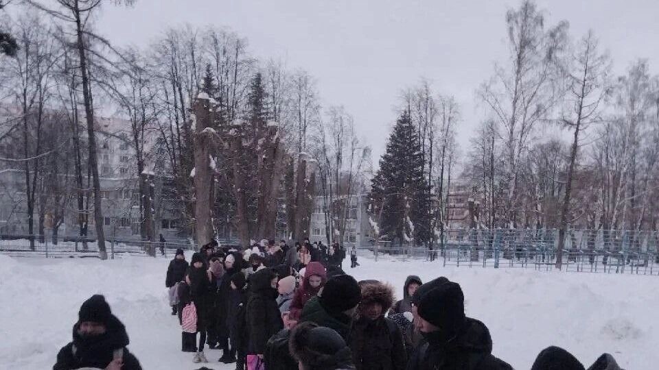    Очередь в лицей №14   Народный контроль Нижнекамска