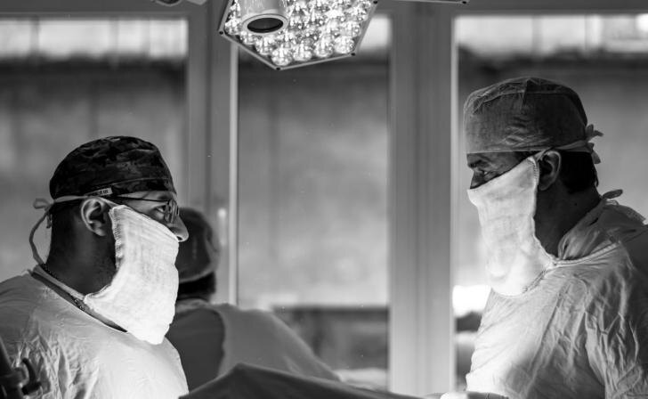    Фото: Минздрав. Александр Королёв и его ученик Артур Гамидов в операционной