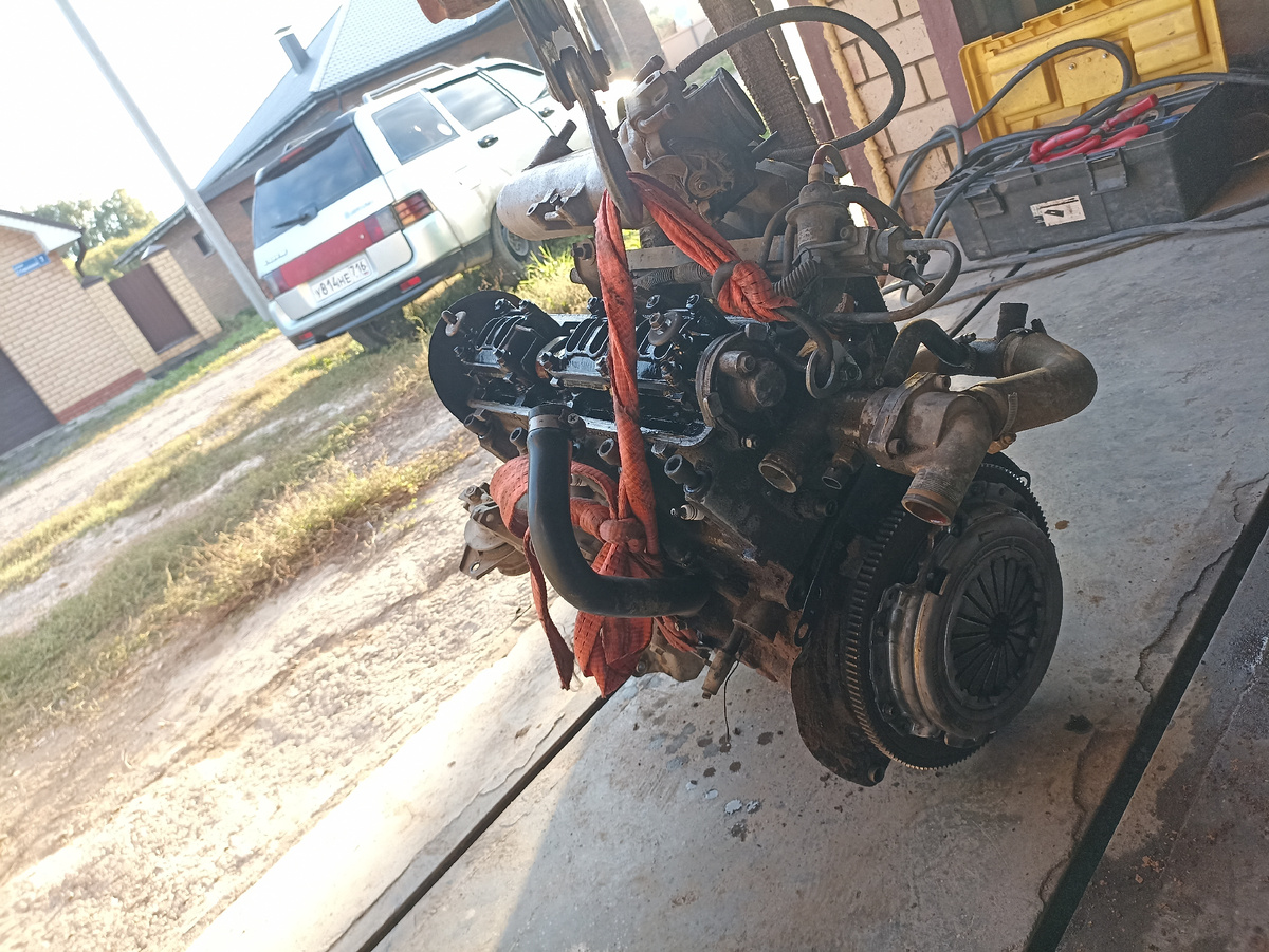 Двигатель ВАЗ снят и подвешен на кантователе. Начало большого пути.