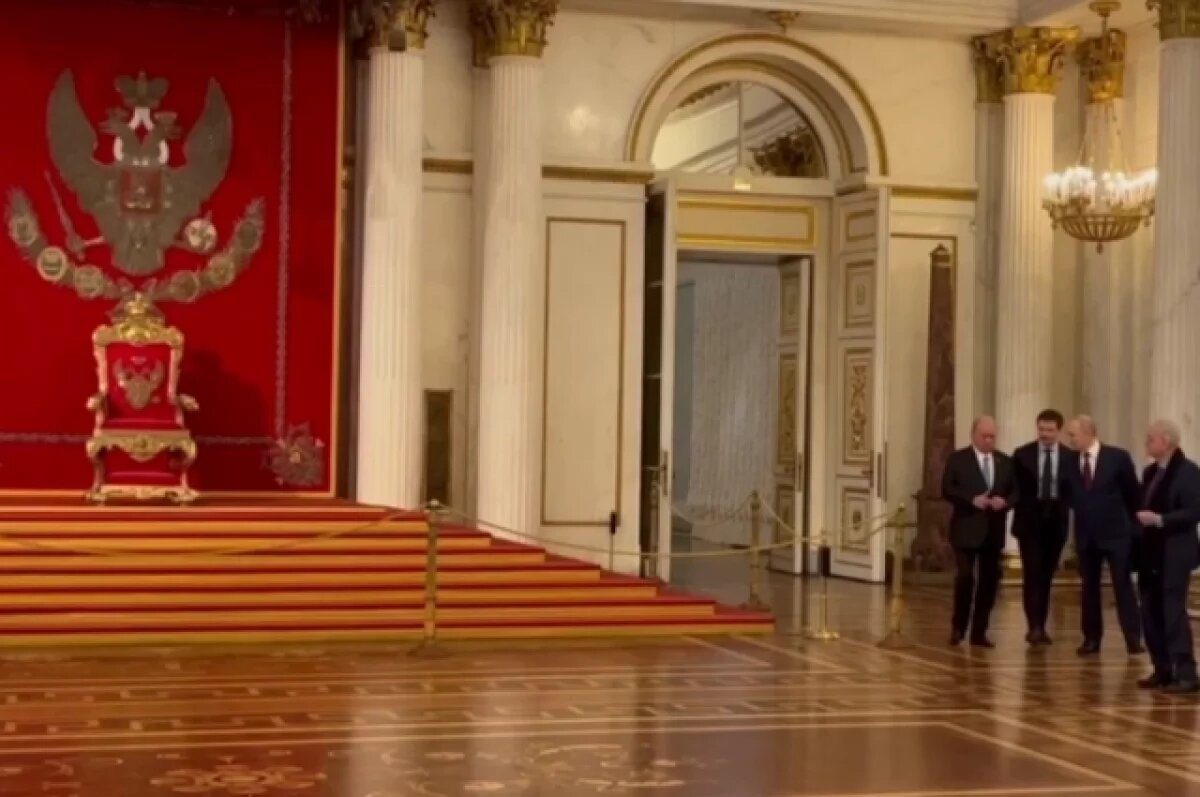    Путин показал королю Малайзии императорский трон в Эрмитаже