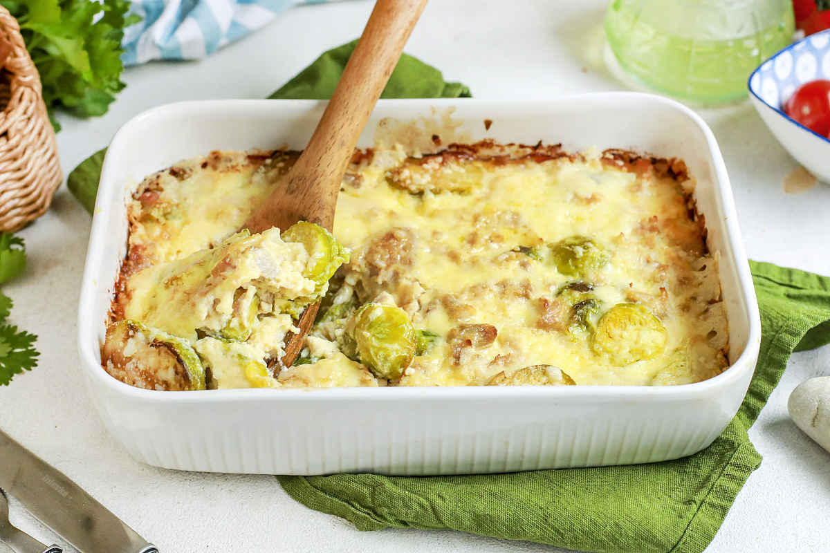Запеканка с брюссельской капустой и курицей в сметанном соусе