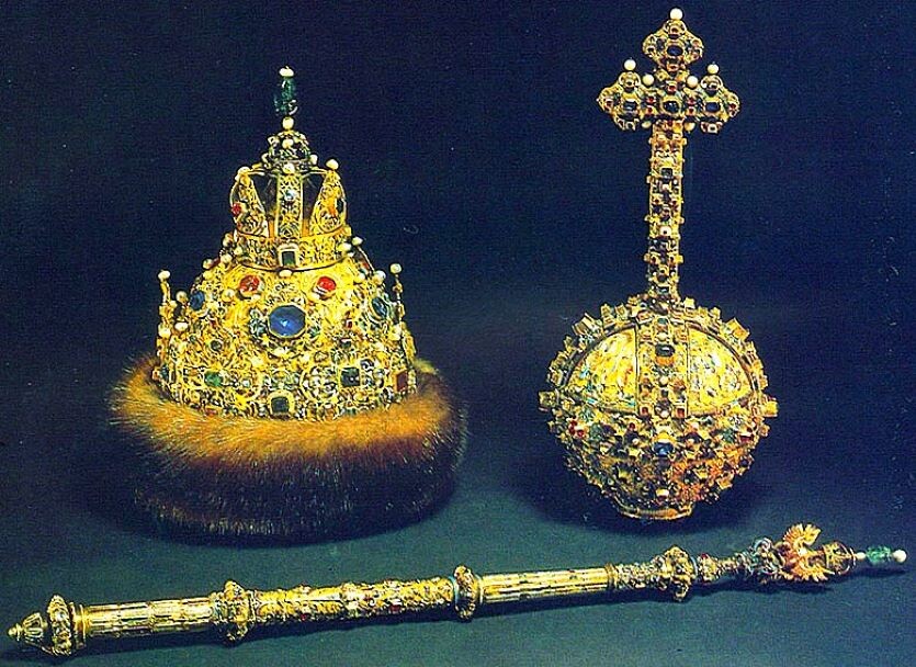 Большой (первый) наряд царя Михаила Федоровича: шапка-венец, держава, скипетр