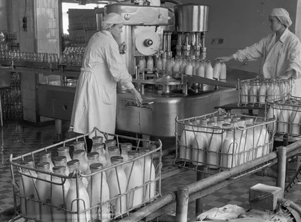 Молоко за вредность в СССР: зачем рабочим выдавали по 0,5 литра каждый день